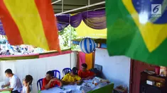 Petugas KPPS menggunakan jersey negara peserta Piala Dunia pada Pilkada Serentak 2018 di TPS 7 Kelurahan Bulu Lor, Semarang. Rabu (27/6). Konsep Piala Dunia tak hanya jersey tapi diikuti ornamen dan bendera dari perwakilan negara. (Liputan6.com/Gholib)