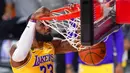 Pebasket Los Angeles Lakers, LeBron James, memasukkan bola saat melawan Miami Heat pada gim keempat final NBA di Lake Buena Vista, Rabu (7/10/2020). Lakers menang dengan skor 102-96. (AP Photo/Mark J. Terrill)
