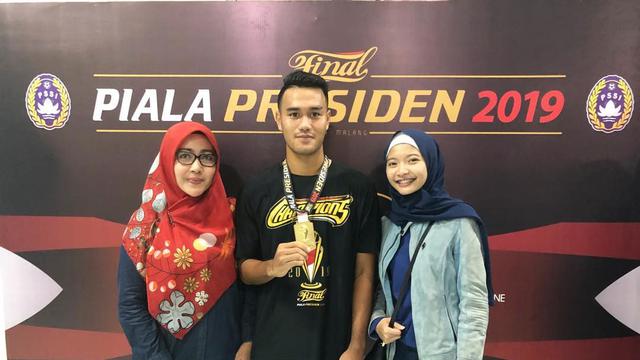 7 Potret Kebersamaan M Rafli Pemain Arema FC dengan Kekasih