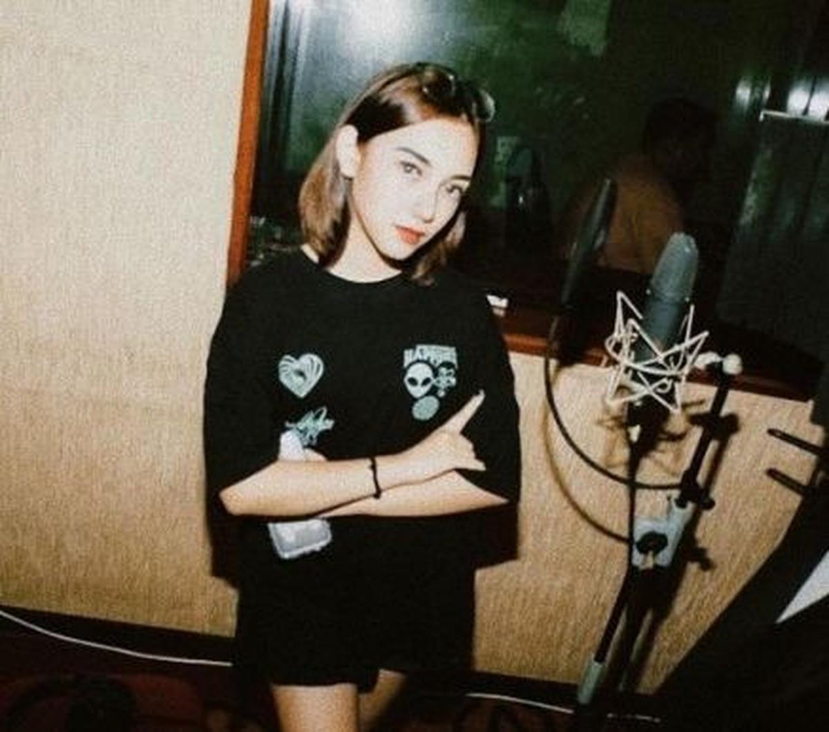 Dalam penggarapan liriknya, Angie hanya membutuhkan waktu 30 menit untuk menuangkan imajinasinya. Sejalan dengan proses pengerjaannya, Angie mendapat beberapa halangan. Namun, ia berhasil melewatinya hingga akhirnya single Cinta Lelaki bisa dirilis pada (