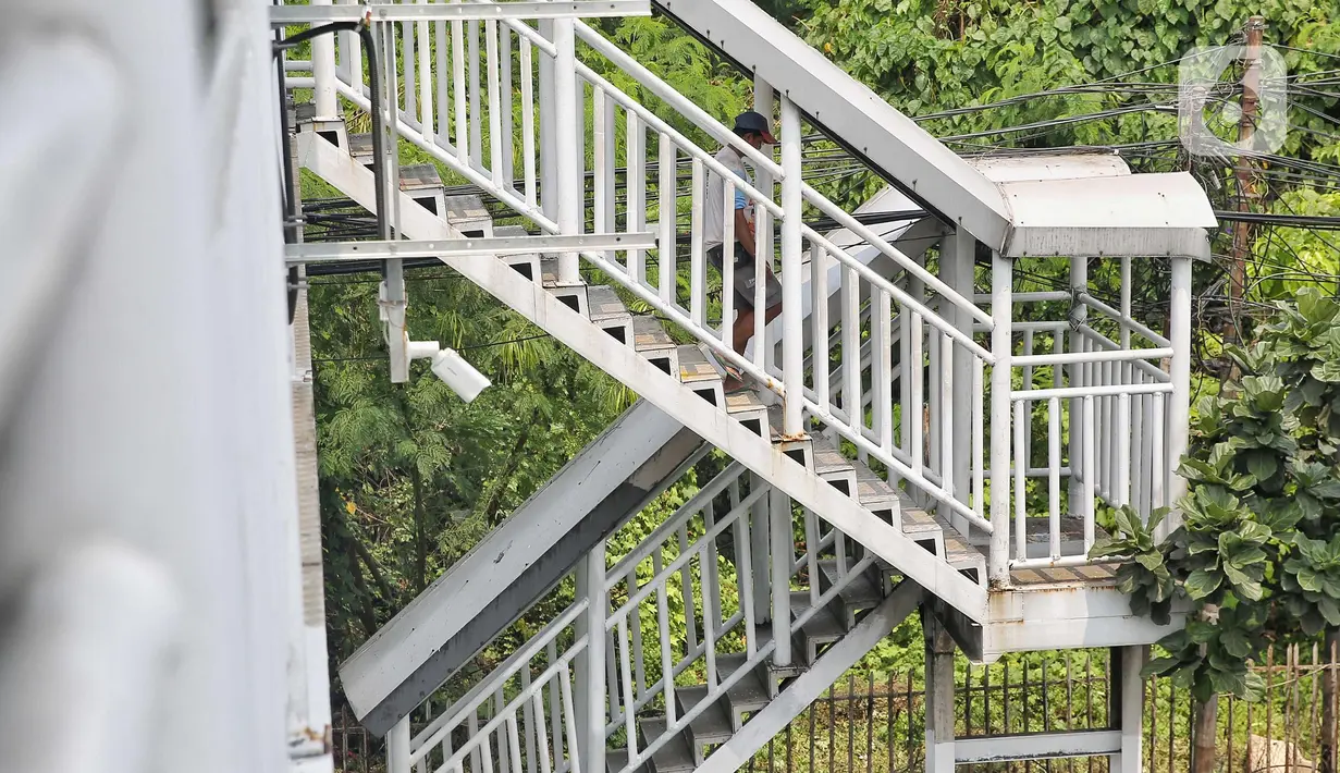 Kejadian pencurian material tersebut bahkan telah terjadi sejak tahun 2022. Untuk mengantisipasi kasus kejadian serupa tidak terjadi lagi, Pemprov Jakarta berencana menambahkan CCTV di sekitar JPO. (Liputan6.com/Angga Yuniar)