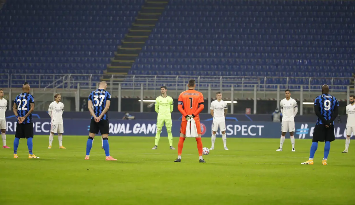 Pemain Inter Milan dan Real Madrid mengheningkan cipta untuk mengenang legenda sepak bola Diego Armando Maradona sebelum pertandingan Grup B Liga Champions di Stadion San Siro, Milan, Italia, Rabu (25/11/2020). Maradona meninggal karena serangan jantung. (AP Photo/Luca Bruno)