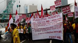 Mahasiswa membentangkan spanduk saat melakukan longmarch dari Bundaran HI menuju Istana, Jakarta, Senin (21/11). Mereka menyatakan sikap untuk menjaga keutuhan NKRI dan Ideologi Pancasila. (Liputan6.com/Faizal Fanani)