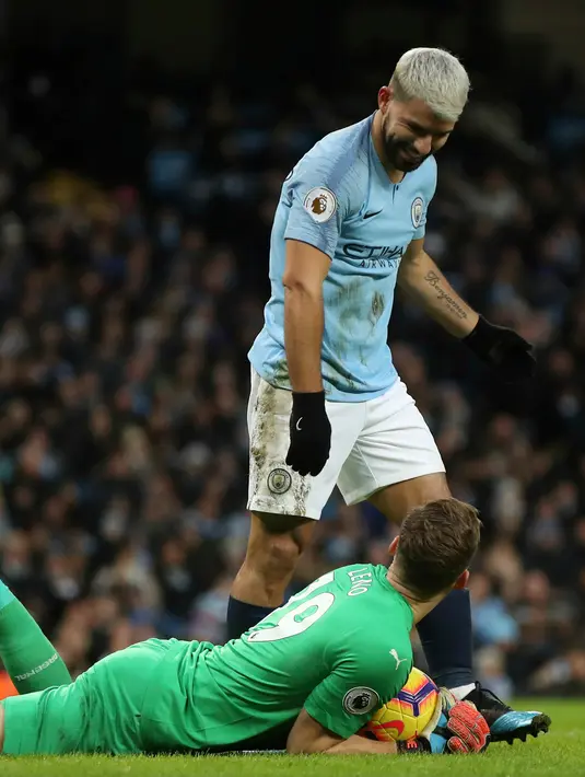 Striker Manchester City, Sergio Aguero tersenyum melihat kiper Arsenal Bernd Leno saat bertanding pada Premier League di Stadion Etihad, Manchester, Inggris, Minggu (3/2). Aguero mencetak tiga gol. (Nick Potts/PA via AP)