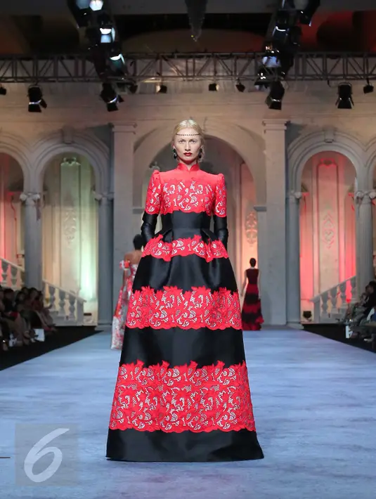 Sebastian Gunawan dan Christina Panarese menghidupkan lagi keglamoran fashion abad 19 dalam rasa kekinian, Jakarta, Selasa (11/10). Semuanya tersaji di peragaan bertajuk 'Aristocrat' yang dihelat di Ritz Carlton Pacific Place.(Liputan6.com/Angga Yuniar)