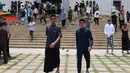 Dua pemain Timnas Indonesia U-22, Rizky Ridho Ramadhani (kiri) dan Muhammad Taufany berjalan meninggalkan Masjid Al Serkal, Phnom Penh, Kamboja, Jumat (5/5/2023) usai melaksanakan ibadah Salat Jumat di sela-sela SEA Games 2023 Kamboja. (Bola.com/Abdul Aziz)