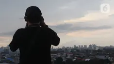 Petugas mengamati posisi hilal menggunakan teleskop di Kantor Wilayah Kementerian Agama Provinsi DKi Jakarta, Jatinegara, Jakarta Timur, Selasa (9/4/2024). (merdeka.com/Imam Buhori)