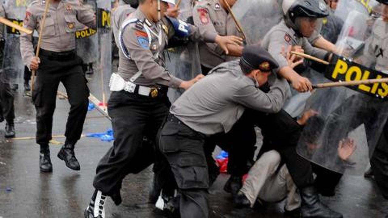 Demo BBM, mahasiswa dipukul polisi sampai menangis
