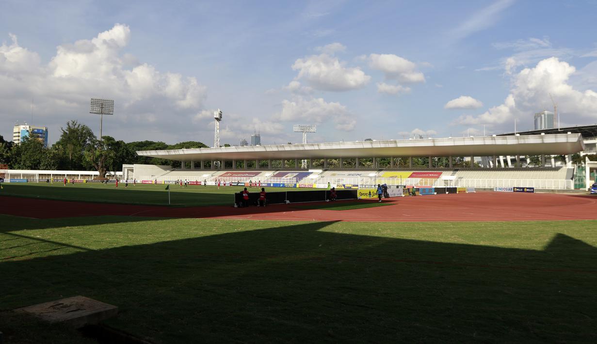 Suasana pertandingan antara Badak Lampung melawan Dewa United pada laga Liga 2 di Stadion Madya, Jakarta, Selasa (16/11/2021). (Bola.com/M iqbal Ichsan)