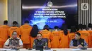 Direktur Pengawasan dan Penindakan Keimigrasian, Brigjen Pol. Yuldi Yusman (tengah) mengatakan penangkapan berawal dari informasi masyarakat mengenai aktivitas WNA yang bekerja di klinik tersebut. Selanjutnya dilakukan pengawasan tertutup dengan menyamar sebagai pelanggan. (Liputan6.com/Angga Yuniar)