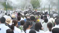 Antrean orang-orang yang ingin berdoa untuk para korban bom atom di Hiroshima Peace Memorial Park, pusat kota Hiroshima, Selasa (5/8/2019). Pemerintah Jepang menggelar peringatan jatuhnya bom atom di Kota Hiroshoma 74 tahun lalu yang menandai berakhirnya Perang Dunia (PD) II. (JIJI PRESS / AFP)