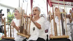 Sejumlah orang tua lanjut usia (lansia) memainkan alat musik angklung pada peresmian Rumah Susun (Rusun) Sewa Yayasan Ria Pembangunan di Cibubur, Jakarta, Selasa (24/). Rumah susun ini diperuntukkan khusus bagi lansia. (Liputan6.com/Herman Zakharia)