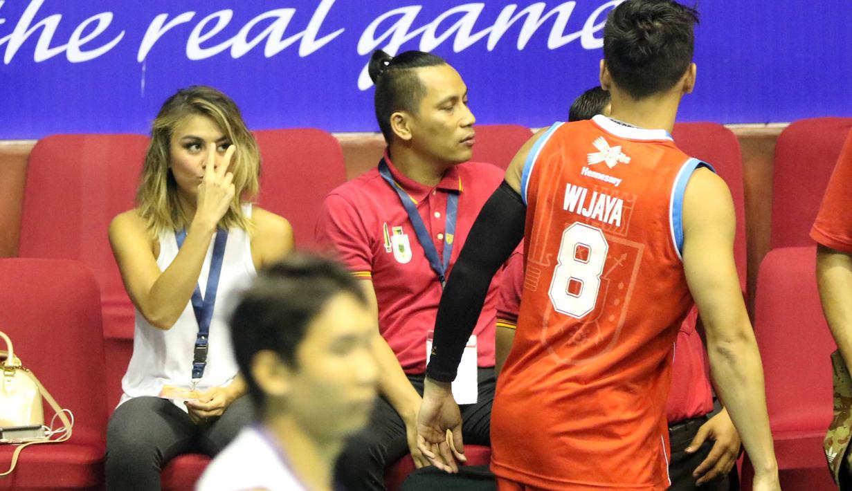 Agnes Monica memberikan semangat kepada kekasihnya, Wijaya sebelum laga IBL antara Stadium Jakarta vs CLS Knight di Hall A Senayan, Jakarta, Rabu (13/1/2016). (Bola.com/NIcklas Hanoatubun)