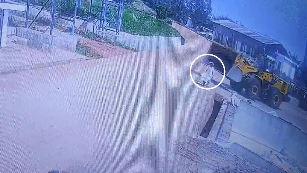 Rekaman kamera pengawas (CCTV) berdurasi 63 detik di lokasi kejadian memperlihatkan peristiwa kecelakaan kerja (Istimewa)