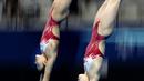 Aksi Zhang Jiaqie dan Zhang Minjie pasangan peloncat indah asal China yang meraih medali emas di nomor papan 10 meter sinkronisasi pada Asian Games 2018 di Stadion Akuatik, Gelora Bung Karno Senayan Jakarta, Selasa (28/8/2018). (Bola.com/Peksi Cahyo)