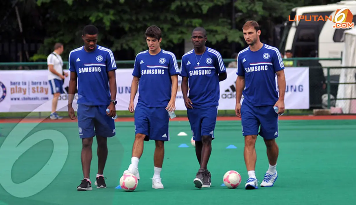 Acara digelar pada pukul 13.00 WIB yang dimulai oleh staf pelatih Chelsea. Selang dua jam berikut, empat punggawa The Blues, Branislav Ivanovic, Ramires, Nathaniel Chalouba, dan Lucas Piazon ikut bergabung. (Liputan6.com/ Helmi Fithriansyah)