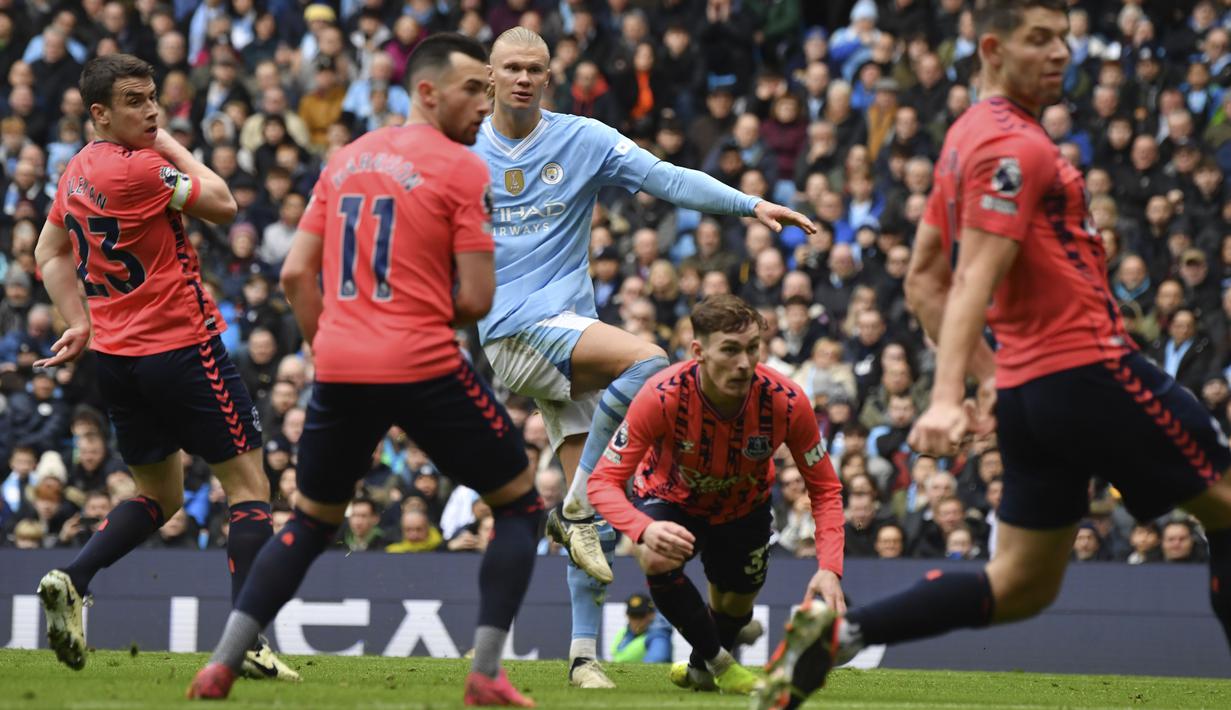 Pemain Manchester City, Erling Haaland, mencetak gol ke gawang Everton pada laga Premier League 2023/2024 pekan 24 di Stadion Etihad, Sabtu (10/2/2024). (AP Photo/Rui Viera)