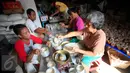 Pengrajin menimbang  adonan kue keranjang ke cetakan di industri kue keranjang rumahan di Yogyakarta, (22/1). Kue keranjang disini dijual dengan harga Rp. 33.000 per kilogram. (Boy Harjanto)