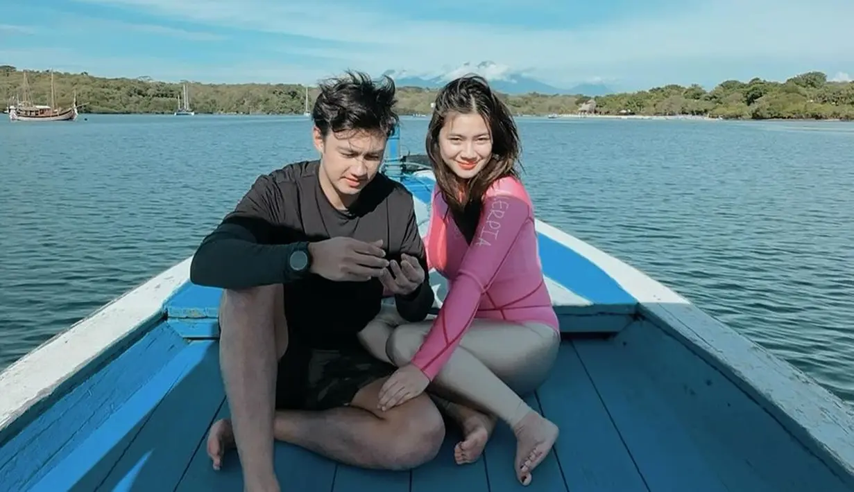 Naik perahu berdua tanpa ajak dua anaknya, pasangan yang terpaut usia 1 tahun ini pamer kemesraan. Tampil tanpa makeup dengan rambut digerai, sahabat Natasha Wilona ini makin pancarkan pesonanya. Lantaran pesonanya tak luntur di usia yang hampir menginjak kepala 3, beberapa netizen sebut jika bintang sinetron Dunia Terbalik ini tak terlihat seperti sudah jadi ibu dua anak. (Liputan6.com/IG/@felicyangelista_)