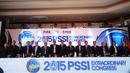 Ketua/Wakil Ketua Umum PSSI serta anggota  PSSI 2015-2019 berfoto bersama usai Kongres Luar Biasa PSSI 2015 di Surabaya, Sabtu (18/4/2015). (Liputan6.com/Helmi Fithriansyah)