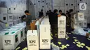 Setiap orang yang ingin masuk ke area gudang logistik KPU Kota Tangerang Selatan ini harus di data identitas dirinya oleh petugas keamanan. (merdeka.com/Arie Basuki)