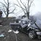 Radar rusak, kendaraan dan peralatan terlihat di fasilitas militer Ukraina di luar Mariupol, Ukraina, Kamis, 24 Februari 2022 akibat serangan Rusia. (Foto AP/Sergei Grits)