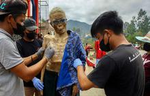 FOTO: Melihat Tradisi Mistik Tana Toraja Bisa Bikin Bulu Kuduk Merinding