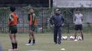 Pelatih Timnas Indonesia U-19, Fakhri Husaini, memperhatikan pemainnya saat latihan di Stadion Padjadjaran, Bogor, Kamis (26/9). Latihan ini merupakan persiapan jelang kualifikasi Piala Asia 2020. (Bola.com/Yoppy Renato)
