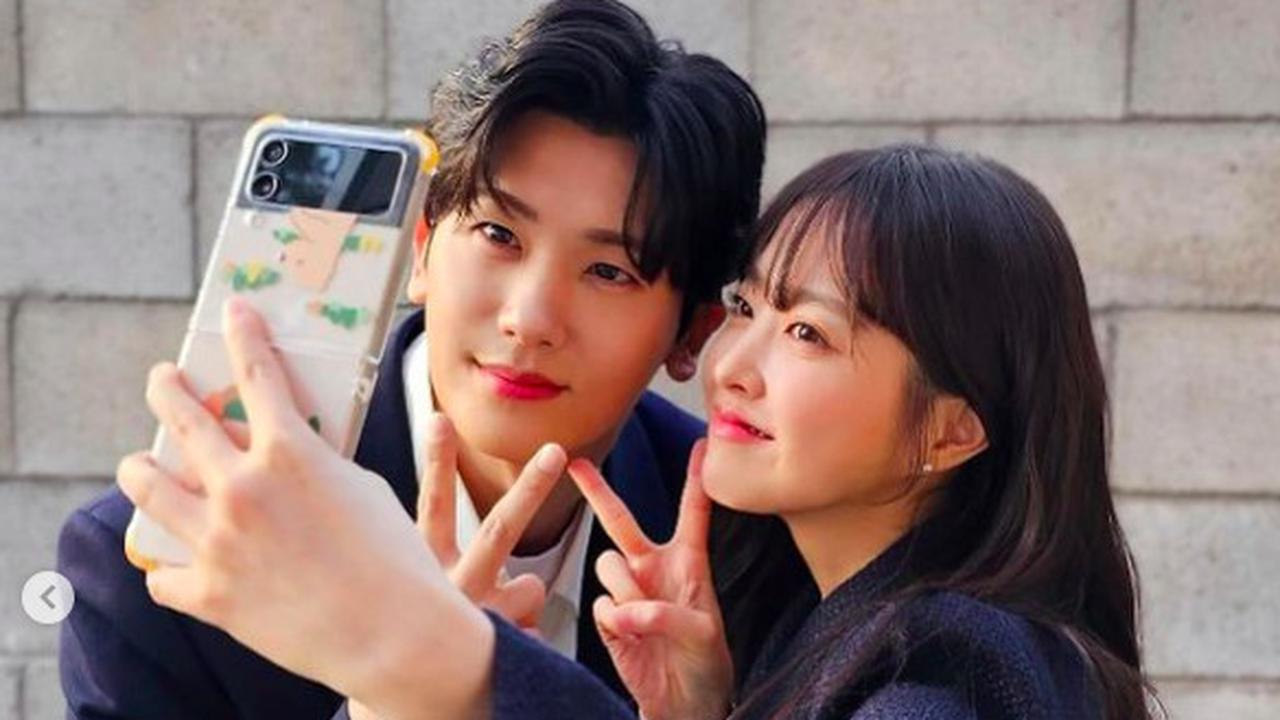 Reuni di Drama Strong Girl Nam Soon, Park Hyung Sik dan Park Bo Young Pamer Kebersamaan di Lokasi Syuting