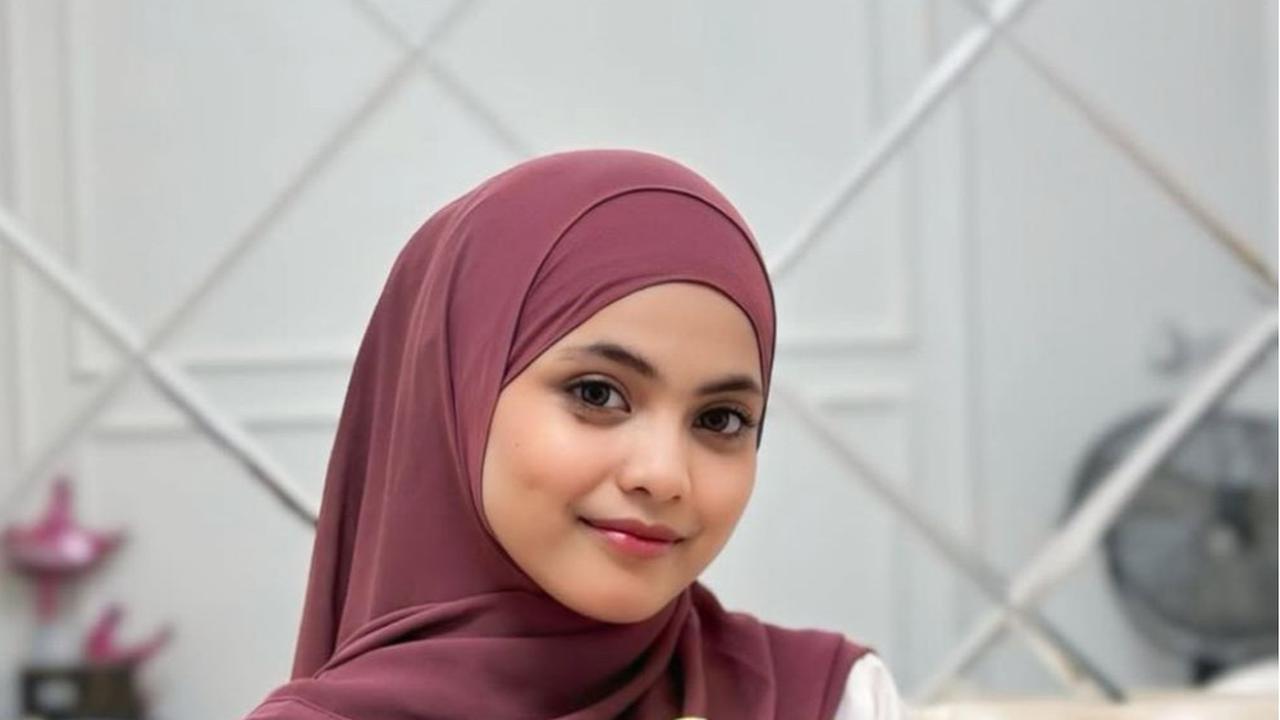 7 Potret Putri Isnari Kenakan Hijab dan Cadar, Tampilan Menawan Dibanjiri Doa