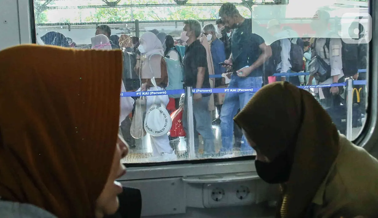 Antrean penumpang yang akan menaiki kereta api terlihat dari jendela di Stasiun Pasar Senen, Jakarta, Jumat (8/7/2022). Dua hari menjelang Idul adha 2022, jumlah penumpang kereta api jarak jauh meningkat dua kali lipat di Stasiun Pasar Senen dengan jumlah 14.470 penumpang dari 24 jadwal keberangkatan KA. (Liputan6.com/Herman Zakharia)