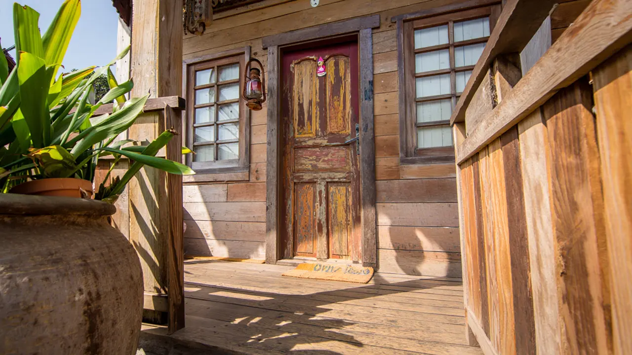 Desain Teras Rumah Rustic Kecil Tapi Hangat