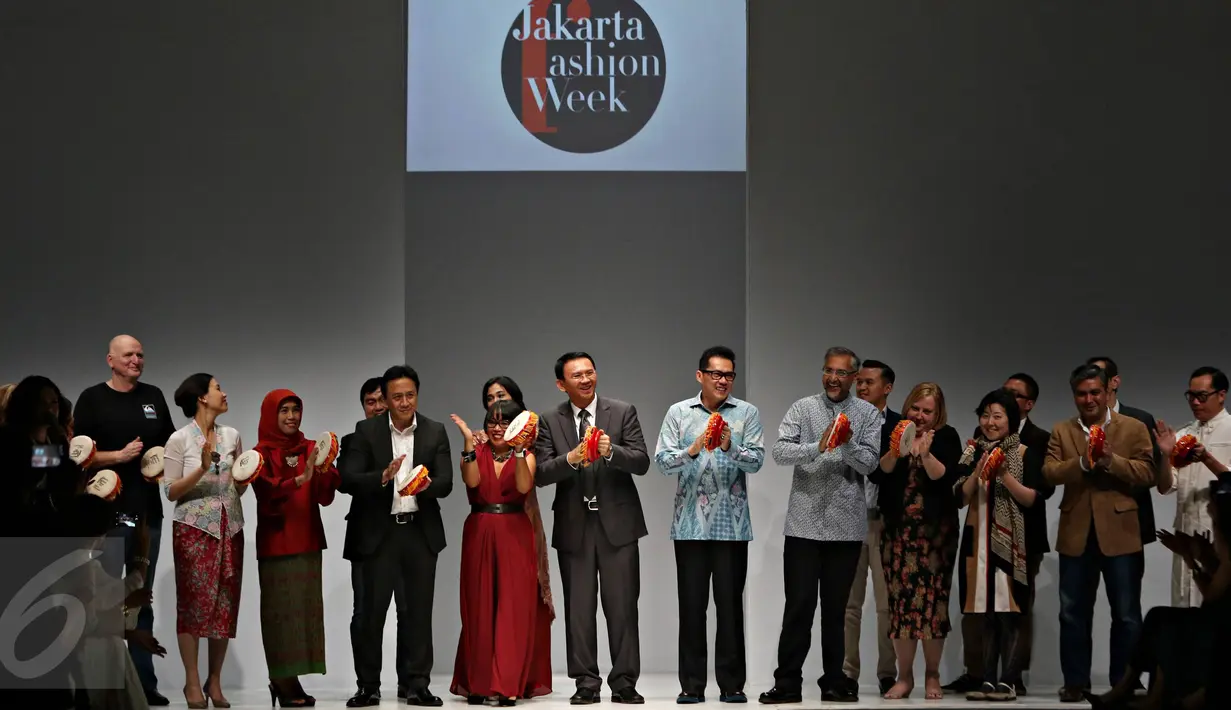 Gubernur DKI Basuki Tjahaja Purnama (tengah) saat pembukaan Jakarta Fashion Week (JFW) 2016 di Senayan City, Jakarta, Sabtu (24/10/2015). Pekan mode terbesar di Asia Tenggara ini akan berlangsung selama 24-30 Oktober . (Liputan6.com/Imanuel Antonius)