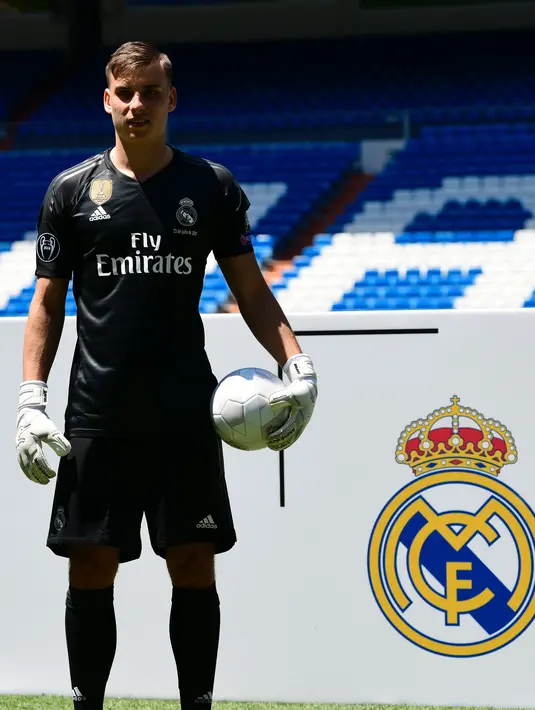 Kiper baru Real Madrid, Andriy Lunin berpose di lapangan saat presentasi di Stadion Santiago Bernabeu, Madrid, Spanyol, Senin (23/7). Dibeli sejak muda, Andriy Lunin diharapkan akan menjadi kiper masa depan Real Madrid. (JAVIER SORIANO/AFP)