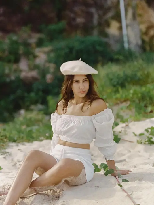Gaya serba-putih juga bisa jadi opsi dengan off-the-shoulder cropped top dan short plus French beret [@pevpearce]