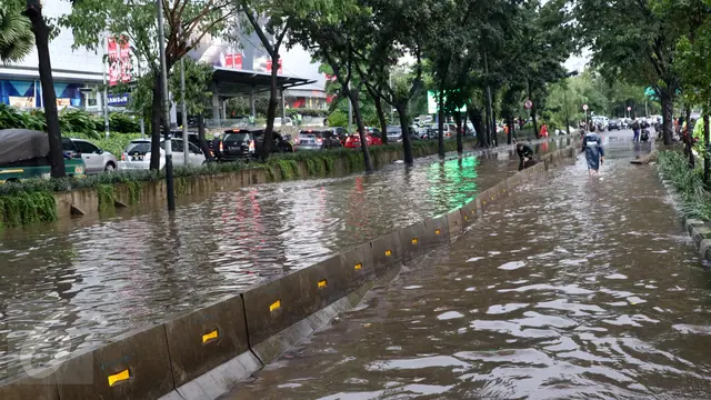20160827 Hujan Deras, Kawasan Depan Jalan Gandaria City Berubah Jadi Kolam