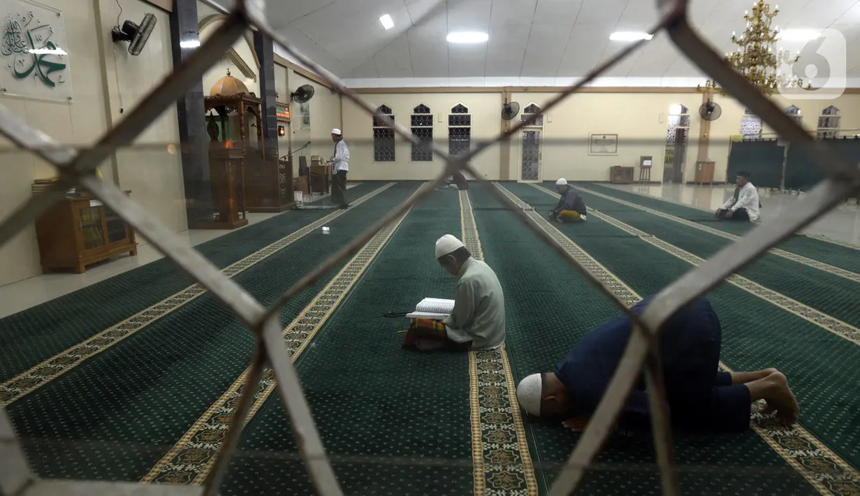 <p>Warga beribadah saat melakukan itikaf pada malam ke-27 bulan puasa Ramadhan 1443 H di Masjid Asy-Syuhada, Cikampek, Kabupaten Karawang, Jawa Barat, Jumat (29/4/2022). Itikaf dilakukan pada 10 hari terakhir bulan Ramadhan dengan membaca Alquran, dzikir, dan selawat untuk mencari rida Allah SWT. (merdeka.com/Imam Buhori)</p>