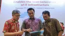 Group Head Infrastructure Hardware Multipolar Technology Yohan Gunawan, Division Manager Tech Data Indonesia Reggy Tjandra dan Dept. Head Hardware Product Enterprises Lindra Heryadi berbincang keunggulan IBM Software-Defined Storage di Jakarta, Kamis (27/6/2019). (Liputan6.com/HO/Palar)