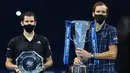 Petenis Rusia, Daniil Medvedev (kanan), berfoto dengan trofi juara usai partai final tunggal putra Turnamen Tenis ATP Finals 2020 di O2 Arena, London, Inggris, Minggu (22/11/2020). Medvedev meraih juara usai mengalahkan petenis Austria, Dominic Thiem dengan skor 4-6, 7-6 (2), 6-4. (AFP/Glyn Kirk).