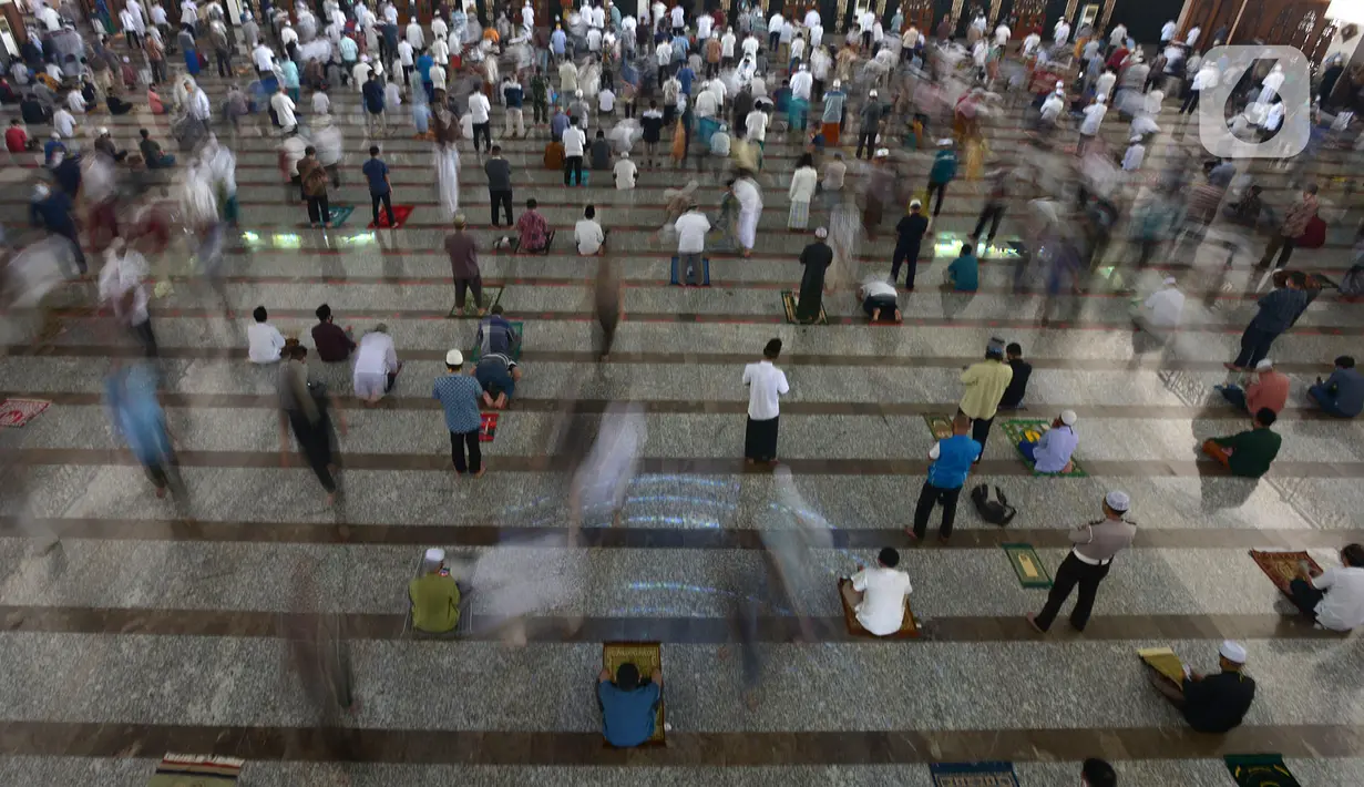 Jemaah melaksanakan ibadah salat Jumat di Masjid Agung At-Tin, Jakarta, Jumat (5/6/2020). Sejumlah masjid di Jakarta menggelar salat Jumat karena sudah memasuki masa PSBB transisi menuju new normal. (merdeka.com/Imam Buhori)