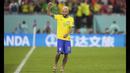 Ada hal yang menarik perhatian penonton setelah pertandingan usai. Neymar merayakan kemenangan Brasil dengan mengelilingi stadion dengan menggunakan sendal jepit. (AP Photo/Andre Penner)