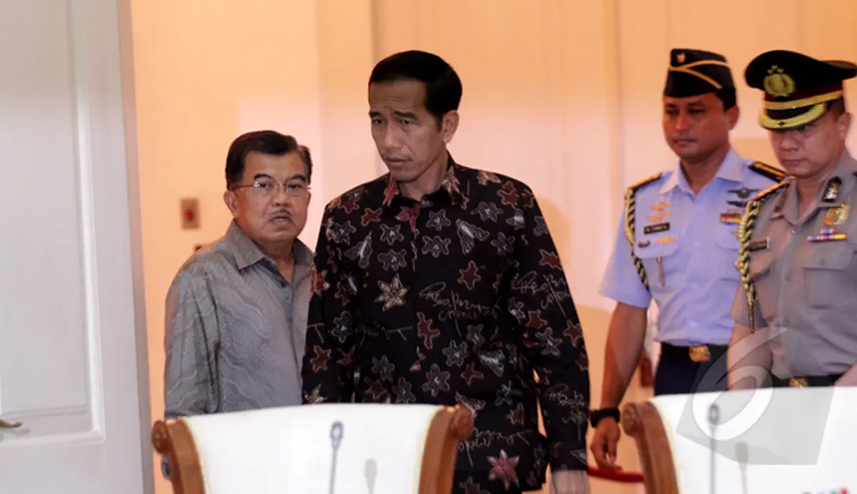 Presiden Joko Widodo didampingi Wakil Presiden Jusuf Kalla saat akan memimpin rapat bersama pimpinan Badan Umum Milik Negara (BUMN) di Istana Bogor, Jawa Barat, Senin (16/2/2015). (Liputan6.com/Faizal Fanani)
