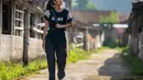 <p>Chef Renatta Moeloek saat berjalan di sebuah peternakan sapi. Chef Renatta terlihat tampil kasual dengan celana cargo dan kaos dengan gaya rambut dikuncir tetapi tak mengurangi kecantikan naturalnya. (Instagram/renattamoeloek)</p>