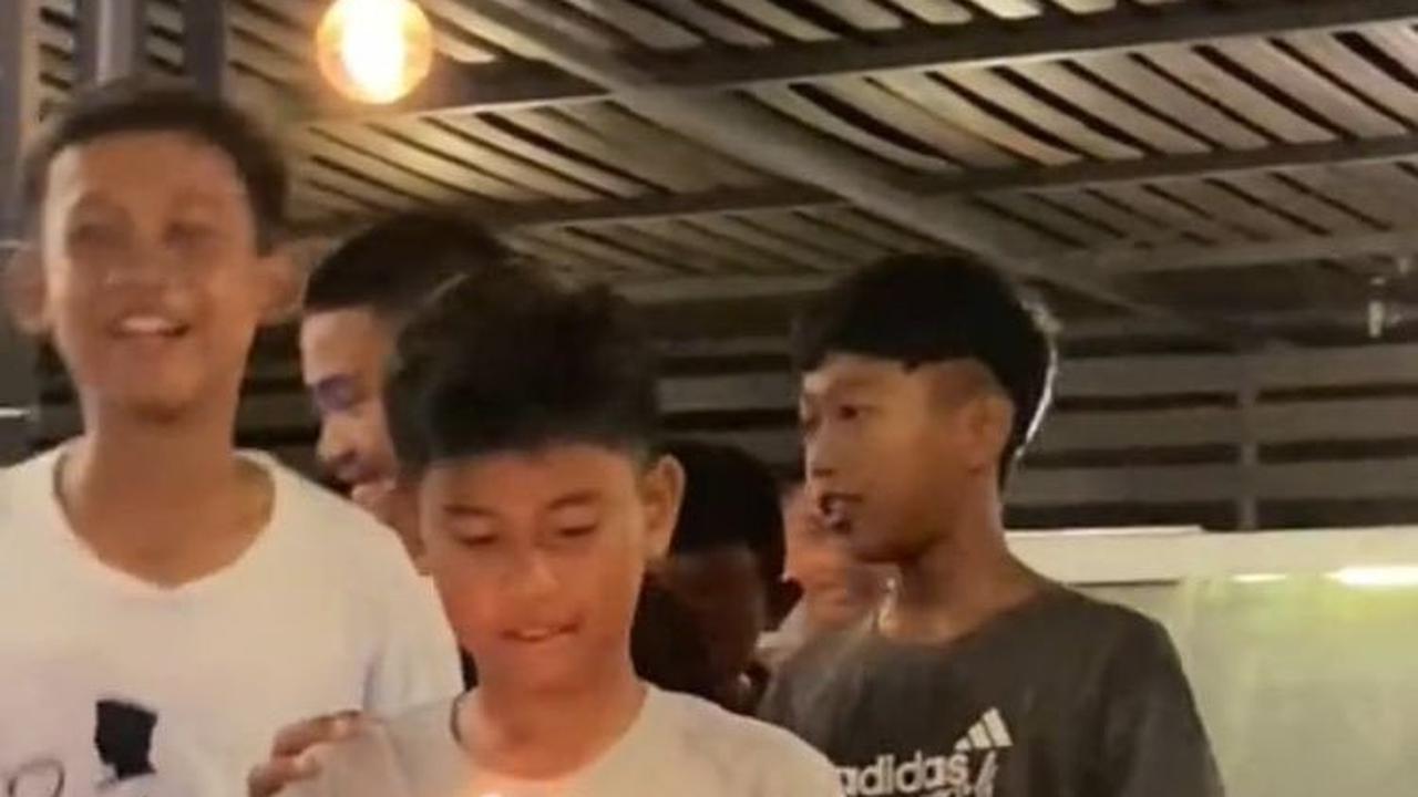 Aksi Sekelompok Murid Beri Kejutan Ulang Tahun untuk Ibu Gurunya Ini Viral, Tuai Pujian
