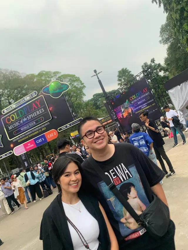 Umay Shahab dan pacarnya menyaksikan konser Coldplay