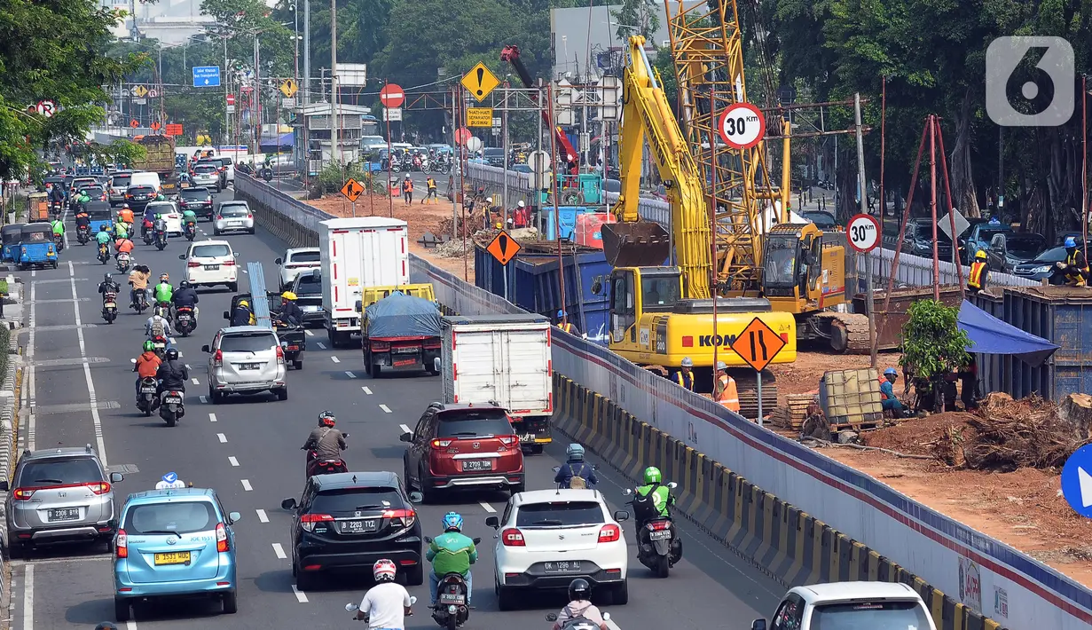 Kondisi lalu lintas saat pengerjaan proyek pembangungan LRT Jakarta Fase 1B Velodrome-Manggarai di Jalan Pemuda, Jakarta, Rabu (13/12/2023). (merdeka.com/Imam Buhori)