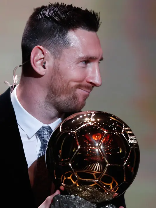 Ekspresi pemain Barcelona Lionel Messi saat memenangkan penghargaan Ballon d'Or 2019 di Chatelet Theatre, Paris, Prancis, Senin (2/12/2019). Messi mengukir sejarah dengan memenangkan Ballon d'Or untuk keenam kalinya. (AP Photo/Francois Mori)
