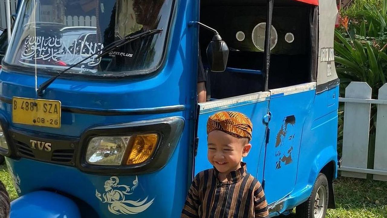 Dalam merayakan Hari Kemerdekaan dan menumbuhkan rasa cinta terhadap budaya tanah air, Rayyanza tampak sumringah mengenakan busana adat.<br><br>