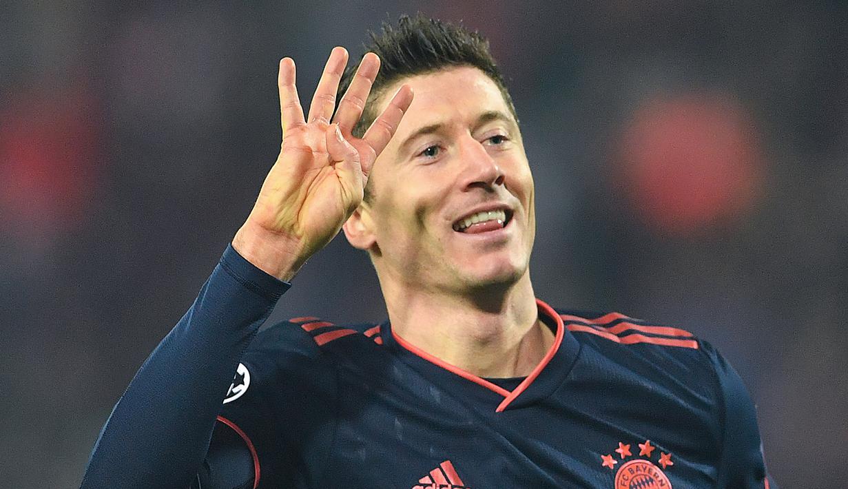 Lewandowski tercatart memiliki rekor pencetak quattrick tercepat sepanjang sejarah Liga Champions. Bomber 31 tahun ini membukukan quattrick itu hanya dalam waktu 14 menit 31 detik. (AFP/Andrej Isakovic)