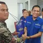 Adi Saputra mengembalikan formulir pendaftaran calon Gubernur Sumatera Utara (Sumut) ke DPD Partai Demokrat Sumut (Reza Efendi/Liputan6.com)